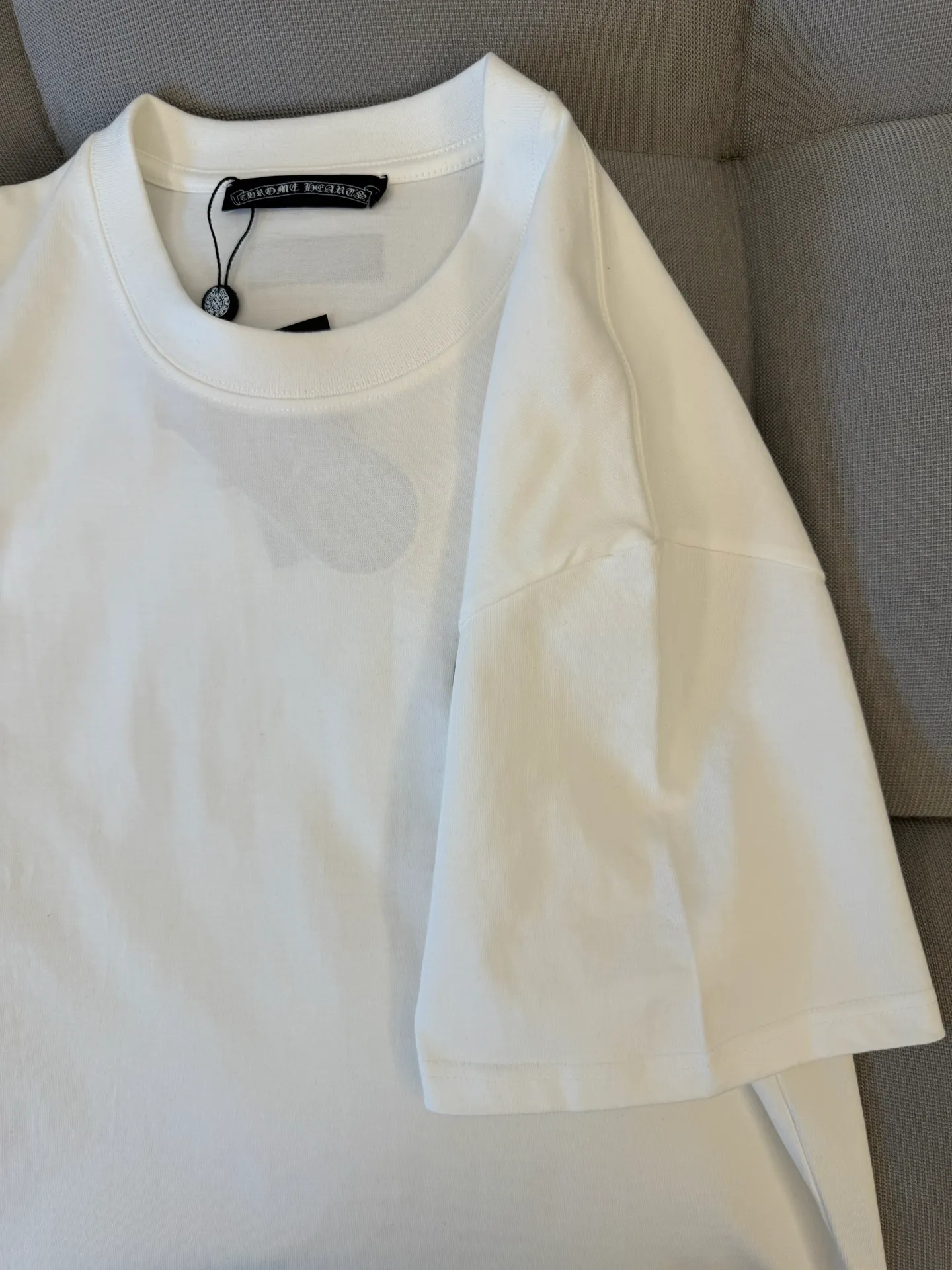 P180 Chrome Hearts unisex short-sleeved T-shirt, light luxury, customized cross logo stamp gradient process, 320g 100% double yarn pure cotton fabric, collar label, hangtag, main mark and three complete labels. Size: S M L XL